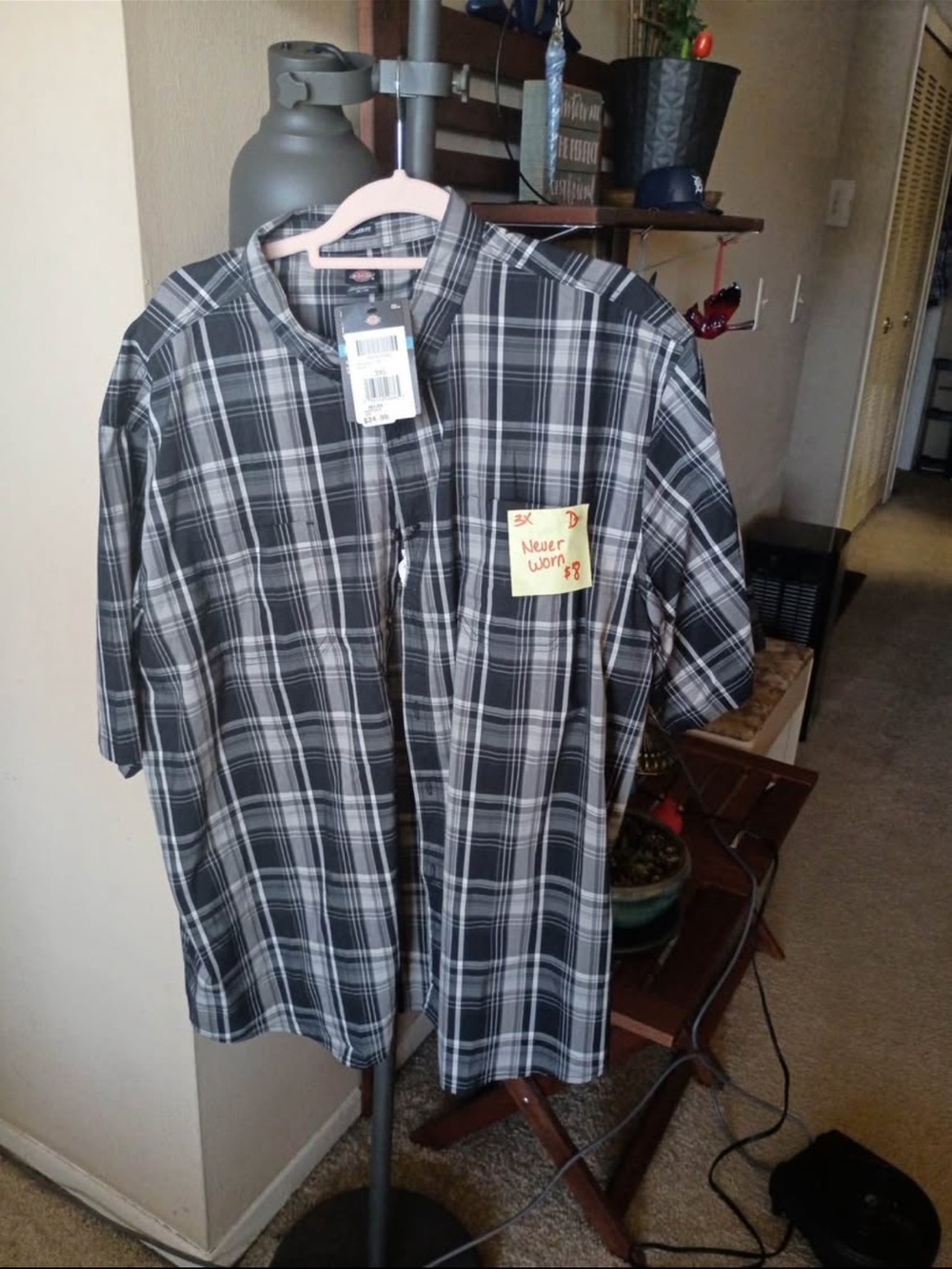Men's Black and Gray Plaid Short-Sleeve Shirt